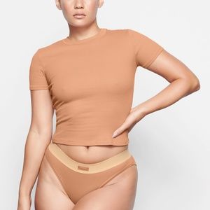 SKIMS: COTTON RIB T-SHIRT